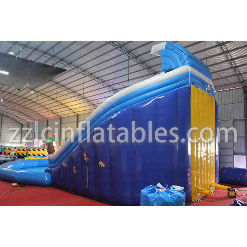 워터 슬라이드가 있는 바운스 하우스